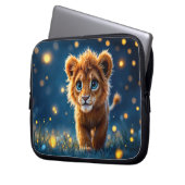 Betoverde blauw-ogige leeuwenwelp in vuurvlieggloe laptop sleeve (Voorkant Links)