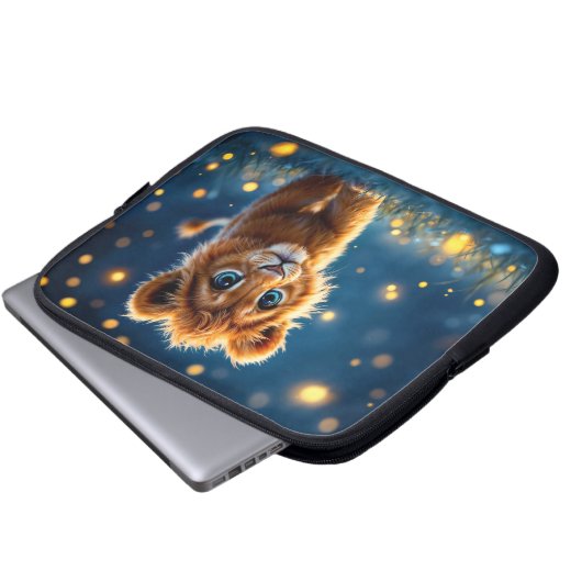 Betoverde blauw-ogige leeuwenwelp in vuurvlieggloe laptop sleeve (Voorkant onderkant)