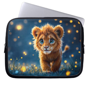 Betoverde blauw-ogige leeuwenwelp in vuurvlieggloe laptop sleeve