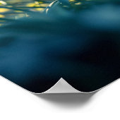 Betoverde blauw-ogige leeuwenwelp in vuurvlieggloe poster (Hoek)