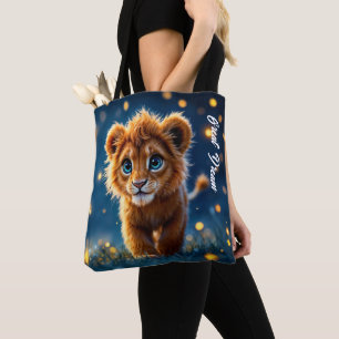 Betoverde blauw-ogige leeuwenwelp in vuurvlieggloe tote bag