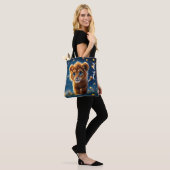 Betoverde blauw-ogige leeuwenwelp in vuurvlieggloe tote bag (Op model)