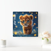 Betoverde blauw-ogige leeuwenwelp in vuurvlieggloe vierkante klok (Huis)