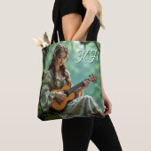 Betoverde Elfenmeisje dat een Ukulele Speelt Tote Bag (Dichtbij)