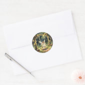 Betoverde fee op een schommel in een magisch bos ronde sticker (Envelop)