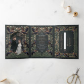 Betoverde Gotische Raven Floral Roos Gold Wedding Drieluik Uitnodiging (Binnen)