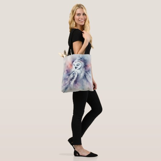Betoverde sneeuwuil in Waterverf Tote Bag (Op model)