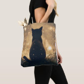 Betoverde Zwarte Kat Met Vuurvliegjes Kunstwerk Tote Bag (Dichtbij)