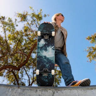 Betoverend nachtelijk bos bij volle maan persoonlijk skateboard