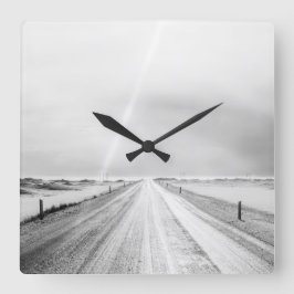 Betoverend zwart-wit bevroren land vierkante klok