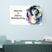 Betoverende Baby Dragon Whimsy Verjaardagsbanner Spandoek (Beurs)