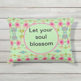 Betoverende eclectische tuin: diverse bloemen scho buitenkussen