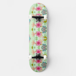 Betoverende eclectische tuin: diverse bloemen scho persoonlijk skateboard