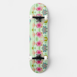 Betoverende eclectische tuin: diverse bloemen scho persoonlijk skateboard