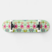 Betoverende eclectische tuin: diverse bloemen scho persoonlijk skateboard (Horizontaal)