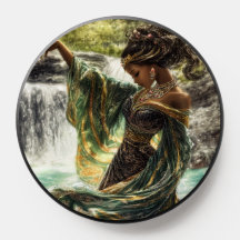 Betoverende godin bij een magische waterval