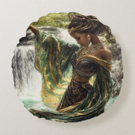 Betoverende godin bij een magische waterval rond kussen