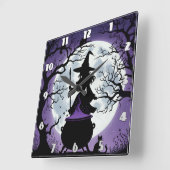 Betoverende heks brouwt drankjes onder een volle m vierkante klok (Hoek)