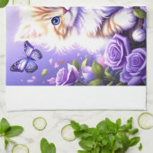 Betoverende kitten tussen Paarse Rozen Theedoek (Gevouwen)