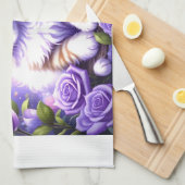 Betoverende kitten tussen Paarse Rozen Theedoek (Quarter Fold)