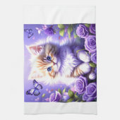Betoverende kitten tussen Paarse Rozen Theedoek (Verticaal)