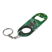 Betoverende opkomst: de groene sprankelkikker mini flessenopener (Voorkant Gekanteld)