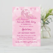 Betoverende roze kleine fee in de wolken Verjaarda Kaart (Staand voorkant)