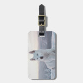 Betoverende witte husky-hond in de sneeuw bagagelabel (Voorkant verticaal)