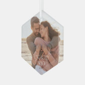 Betrokken & Heldere Minimalistische Moderne Trouwf Glas Ornament (Voorkant links)