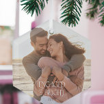 Betrokken & Heldere Minimalistische Moderne Trouwf Glas Ornament<br><div class="desc">Betrokken & Helder kerstversiering met verloving van het paar foto en de mogelijkheid om het jaar op te nemen. Eenvoudig,  minimalistisch en effectief met  nostalgische typografie en een volledige bloedingsfoto van het verloofde paar.</div>