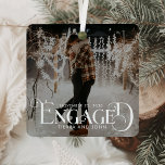 Betrokken minimalistische leuke typografie foto metalen ornament<br><div class="desc">Vier je eerste vakantie als een verloofd stel met het Engaged Minimalist Fun Typography Photo Metal Ornament. Dit ornament combineert een strak, eenvoudig ontwerp met een handgeschreven script en een stijlvolle vintage kerstesthetiek, ideaal om een vleugje elegantie aan uw kerstboom toe te voegen. Gemaakt van breekbaar metaal, het is zowel...</div>