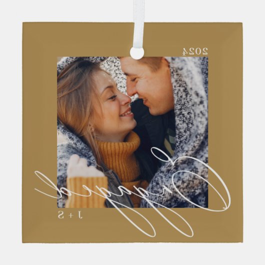 Betrokken moderne script koppels foto & monogram glas ornament (Achterkant)