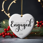 Betrokken personaliseren Verloving cadeau voor Ker Keramisch Ornament<br><div class="desc">Vier een gedenkwaardige gebeurtenis met ons verloofde gepersonaliseerde kerstcadeau voor Kerst Keramisch Ornament, ontworpen om het Verloving van je eerste kerst samen vast te leggen als een verloofd paar. Dit ornament heeft een stijlvol, minimalistisch design in zwart-wit, ideaal voor wie houdt van een strakke en eenvoudige esthetiek. Of u nu...</div>