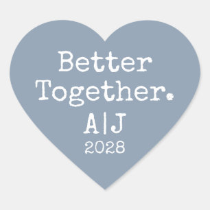 Better Together Monogram Jaar Stofblauw Trouwfeest Hart Sticker