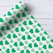 Bevallige groene harten op witte inpakpapier