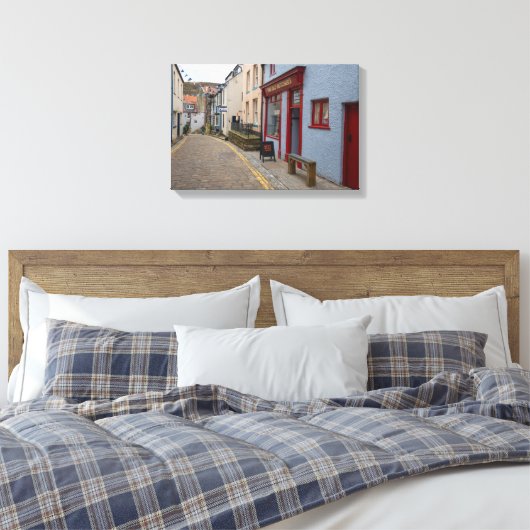 Bevallige Kasseistraat in het dorp Staithes Canvas Afdruk (Insitu (Slaapkamer))