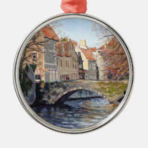 Bevallige oude brug over kanaal in het schilderach metalen ornament