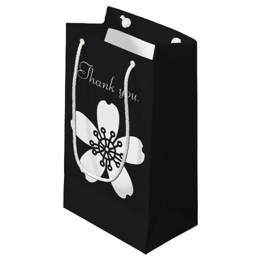 Bevallige Sakura in Zwarte Cadeautas (Voorkant Gekanteld)