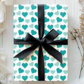 Bevallige turquoise harten op witte inpakpapier