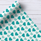 Bevallige turquoise harten op witte inpakpapier