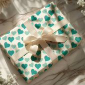 Bevallige turquoise harten op witte inpakpapier