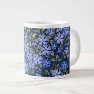 Bevallige verspreide maagdenpalm bloemen diepblauw grote koffiekop