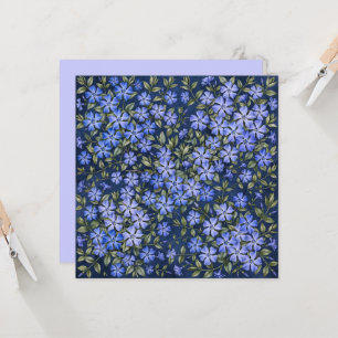Bevallige verspreide maagdenpalm bloemen diepblauw kaart