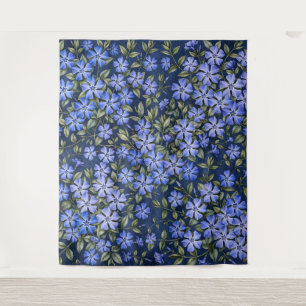 Bevallige verspreide maagdenpalm bloemen diepblauw wandkleed