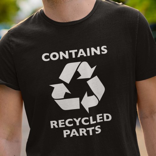 Bevat gerecycleerde onderdelen t-shirt