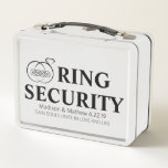 Beveiligingsdoos voor Ring Bearer<br><div class="desc">De ringsdrager van het huwelijk veiligheidsdoos u kunt met alles vullen uw ringsdrager moet zich als uw speciale agent voelen. Twin Flames citeert "Twin Flames Unite in love and life and symbol from the Royal Elegance "Twin Flames Theme"</div>