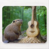 Bever bewondert zijn gebeeldhouwde gitaar op een b muismat (Voorkant)