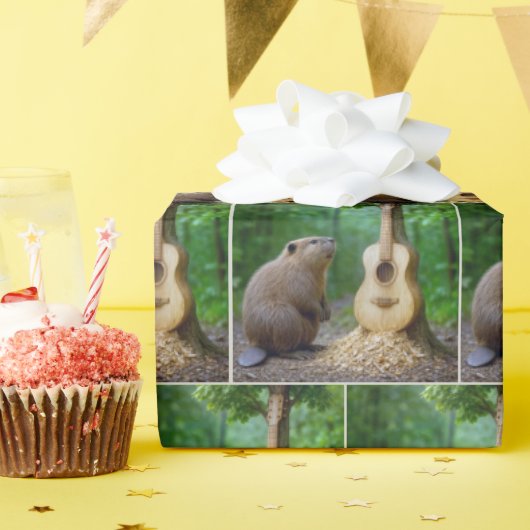 Bever bewondert zijn gesneden gitaarkunst aan een cadeaupapier (Verjaardagsfeest)