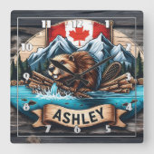 Bever bij rivier met bergen achter vierkante klok (Voorkant)