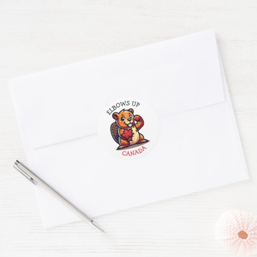 Bever met een esdoornblad en ellebogen omhoog Cana Ronde Sticker (Envelop)